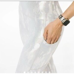 Zyia Active Metallic Pocket Capri Leggings in Silver-size 4. Great condition!!